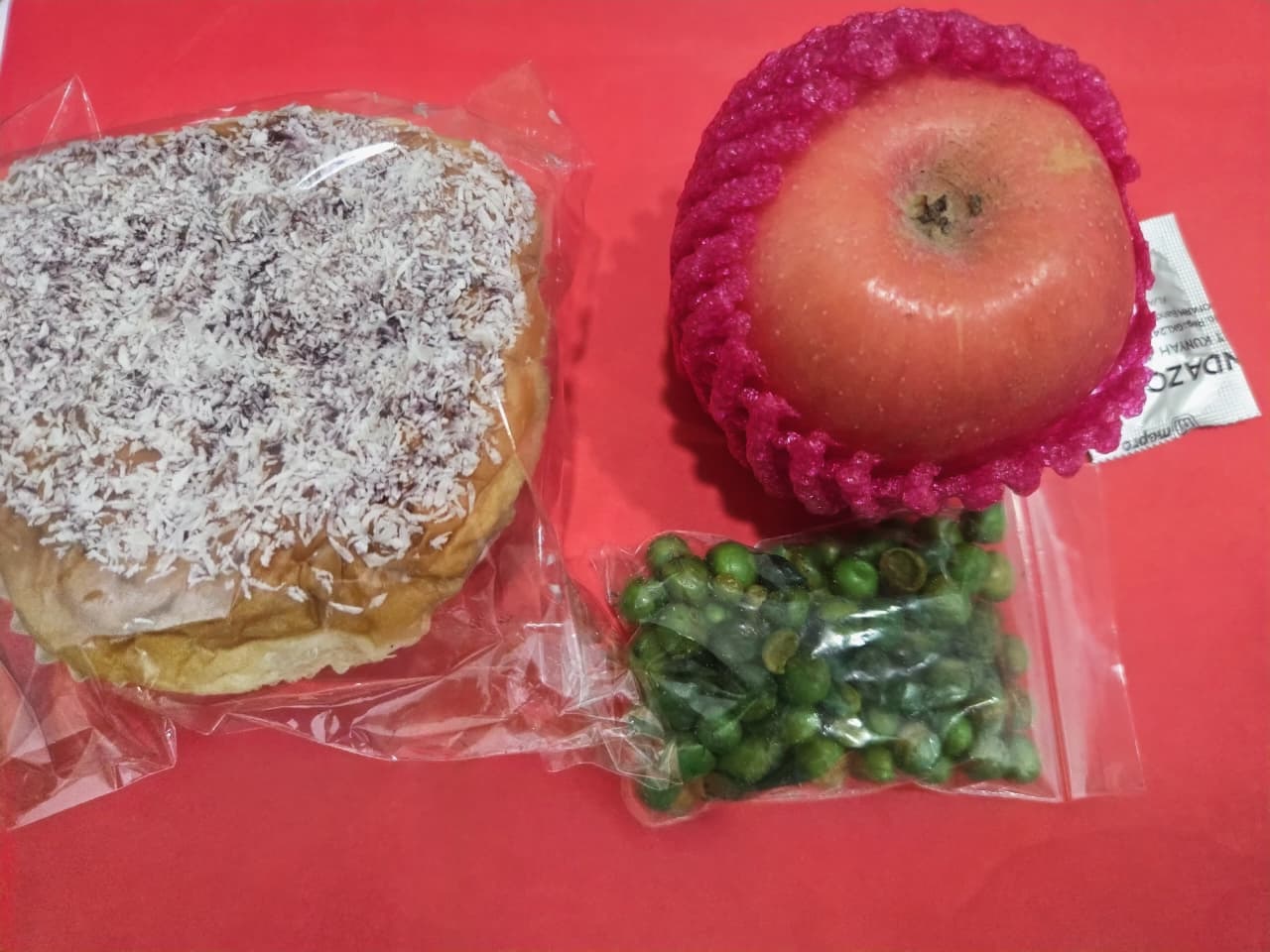 MENUAI SINDIRAN: Menu MBG yang diterima siswa sekolah di wilayah Mojokerto, kemarin (25/2).