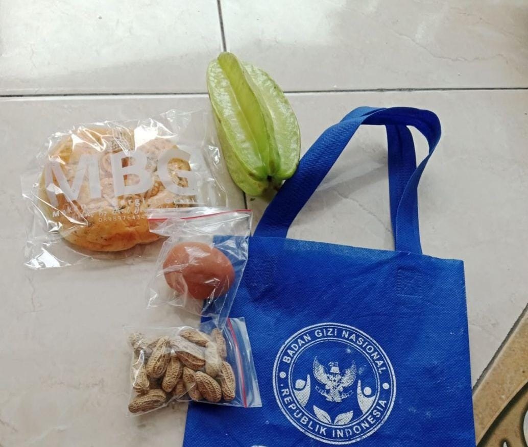 MENUAI SINDIRAN: Menu MBG yang diterima siswa sekolah di wilayah Mojokerto, kemarin (25/2).