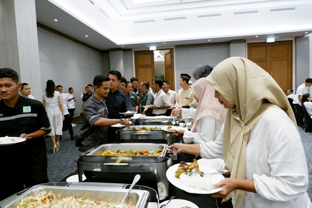 BERBUKA: Para undangan sedang menyantap hidangan berbuka dengan menu spesial yang disajikan Sunrise Hotel Mojokerto.  