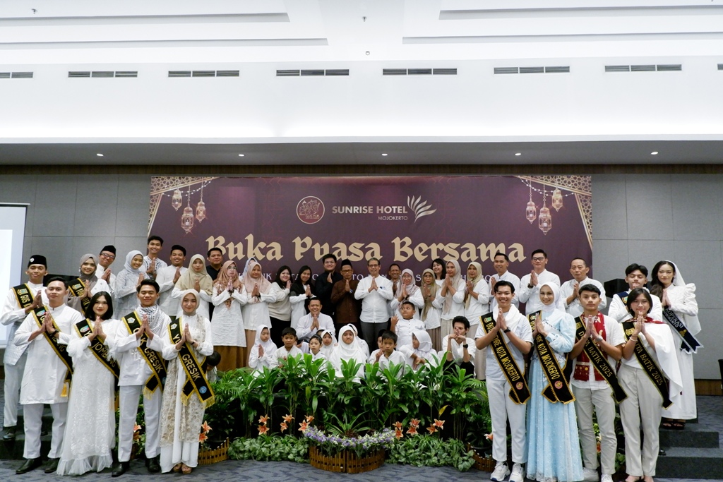 KELUARGA BESAR: Perwakilan owner Sunrise Hotel Mojokerto Kevin, staf Sunrise Hotel Sunrise Mall, Pasar Semeru, Gus Yuk, dan Yayasan Al-Khoirot melakukan sesi foto bersama.  