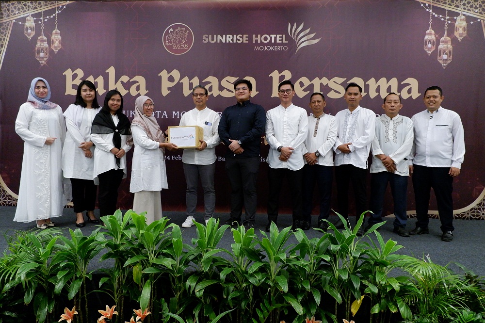 PEDULI: General Manager Sunrise Hotel Mojokerto Yosi Arivianto didampingi perwakilan owner Sunrise Hotel Kevin beserta staf memberikan bingkisan kepada Ketua Yayasan Al-Khoirot, Wahyuni Sri Redjeki.  