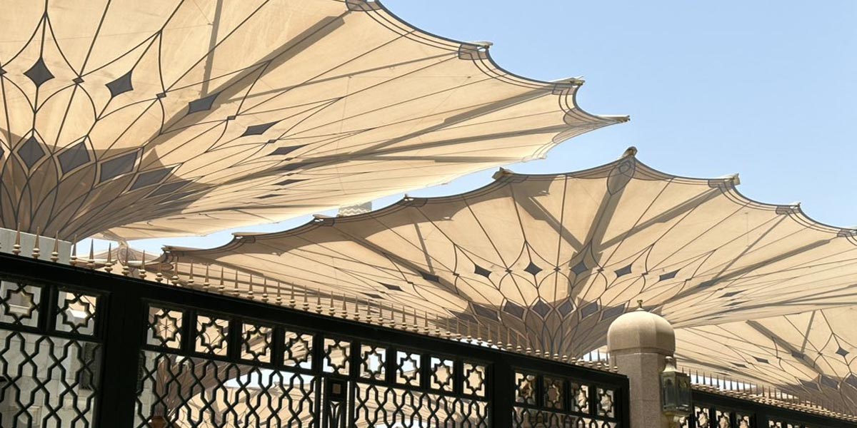 Pesona Payung Raksasa Masjid Nabawi yang Ikonik.