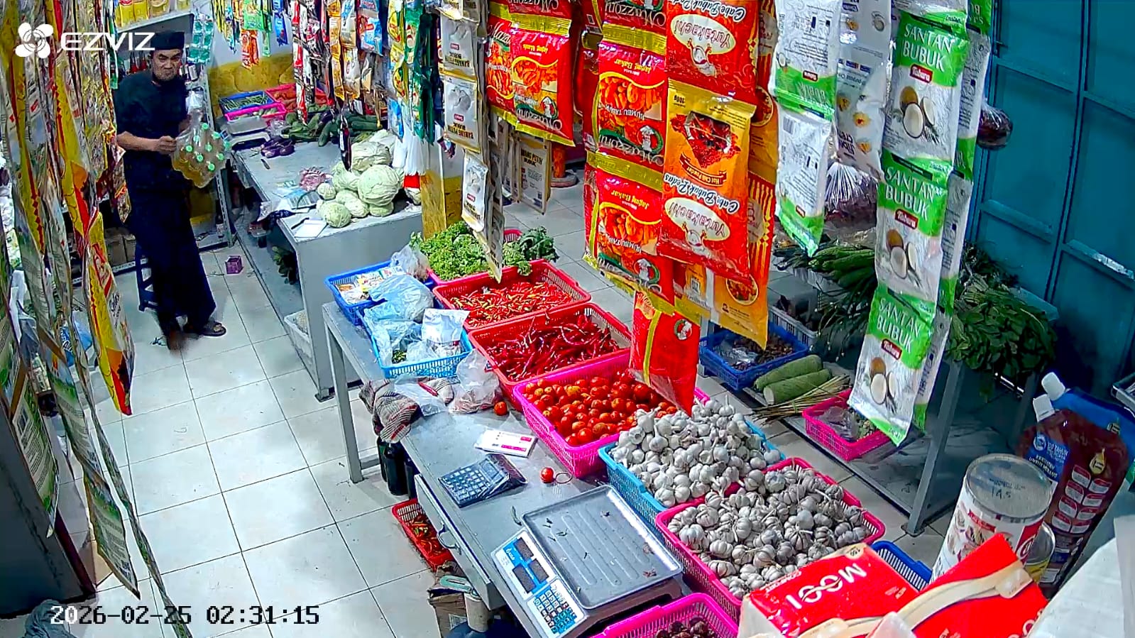 JADI SASARAN: Kondisi toko sembako di Dusun Gelang, Desa Mojosulur, Kecamatan Mojosari usai jadi sasaran pencurian, Rabu (25/2).  