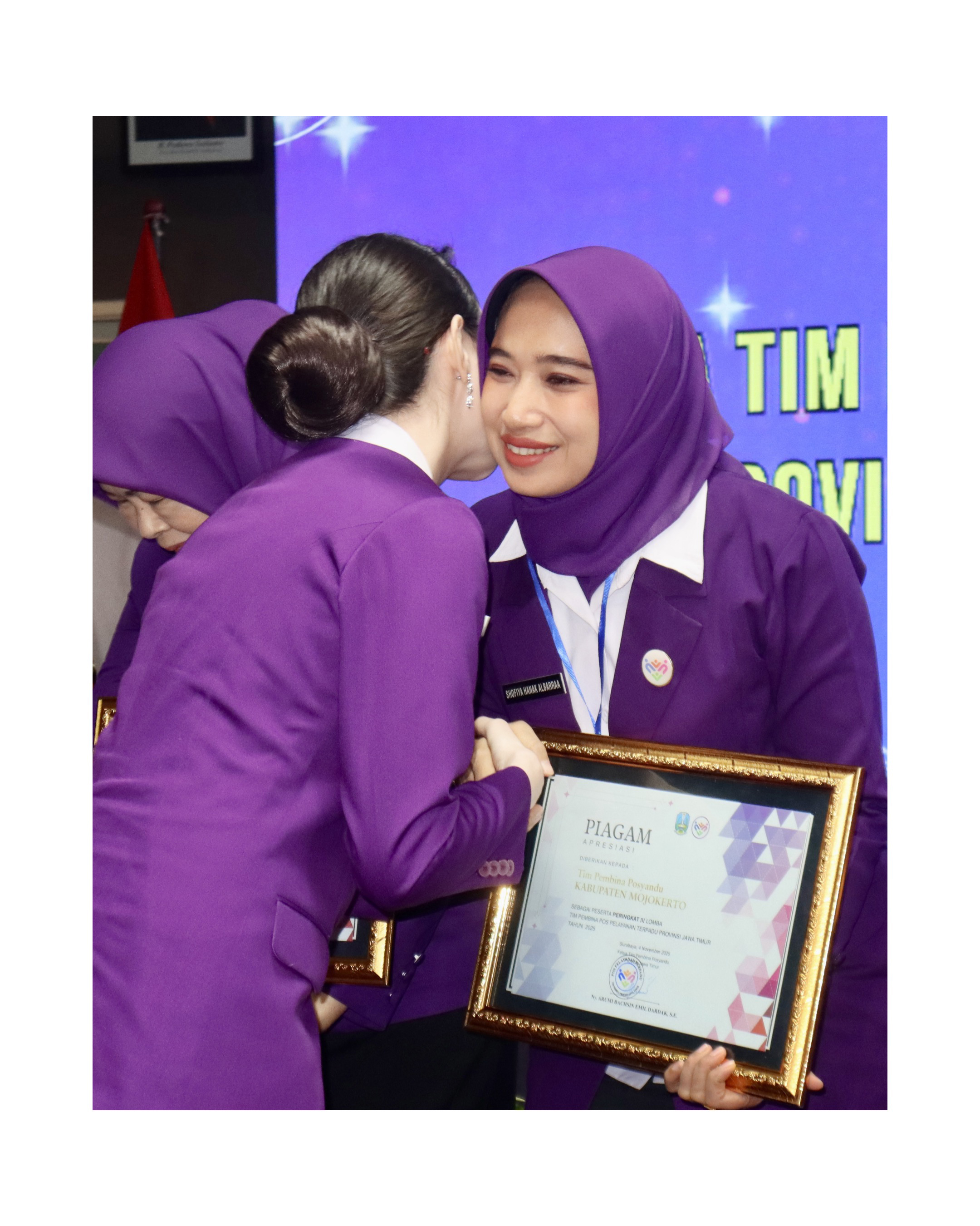 PRESTASI: Ketua TP Posyandu Provinsi Jatim Arumi Emil Dardak menyerahkan penghargaan kepada Ketua TP Posyandu Kabupaten Mojokerto Shofiya Hanak Albarraa di Surabaya.  