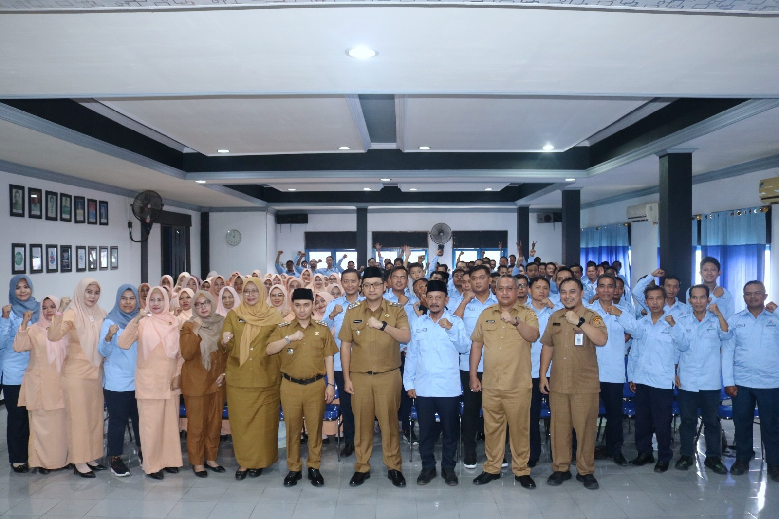 2.	SINERGI: Bupati Mojokerto Dr. H. Muhammad Albarraa, Wabup dr. Muhammad Rizal Octavian, manajemen, dan pegawai Perumdam Mojopahit.