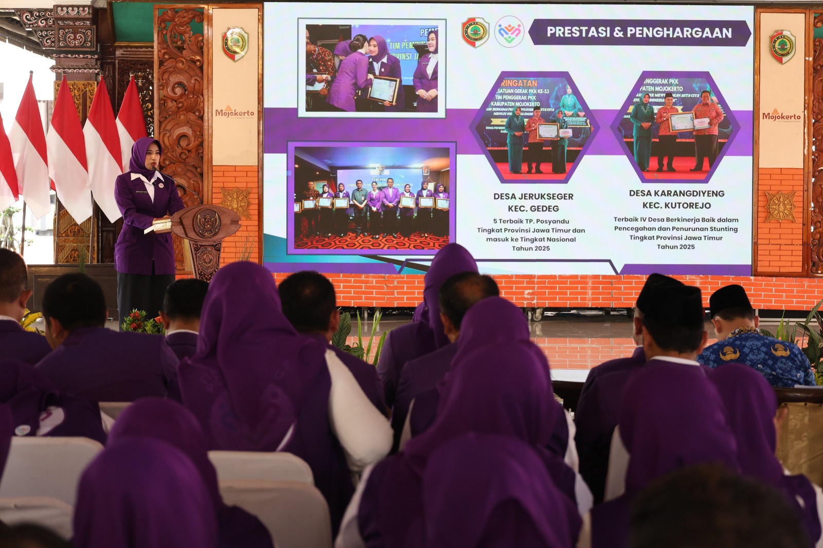 BERI ARAHAN: Ketua TP Posyandu Kabupaten Mojokerto Shofiya Hanak Albarraa memberi arahan kepada pengurus tim pembina posyandu usai dikukuhkan, 1 Desember 2025.  