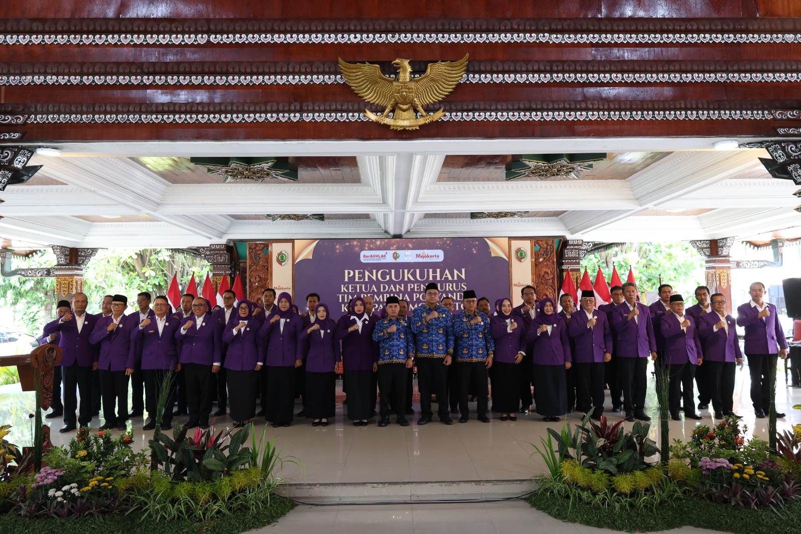 KOLABORASI: Bupati Muhammad Albarraa didampingi Wabup dr. M. Rizal Oktavian dan Sekdakab Teguh Gunarko foto bersama dengan TP Posyandu Kabupaten Mojokerto usai pengukuhan.  
