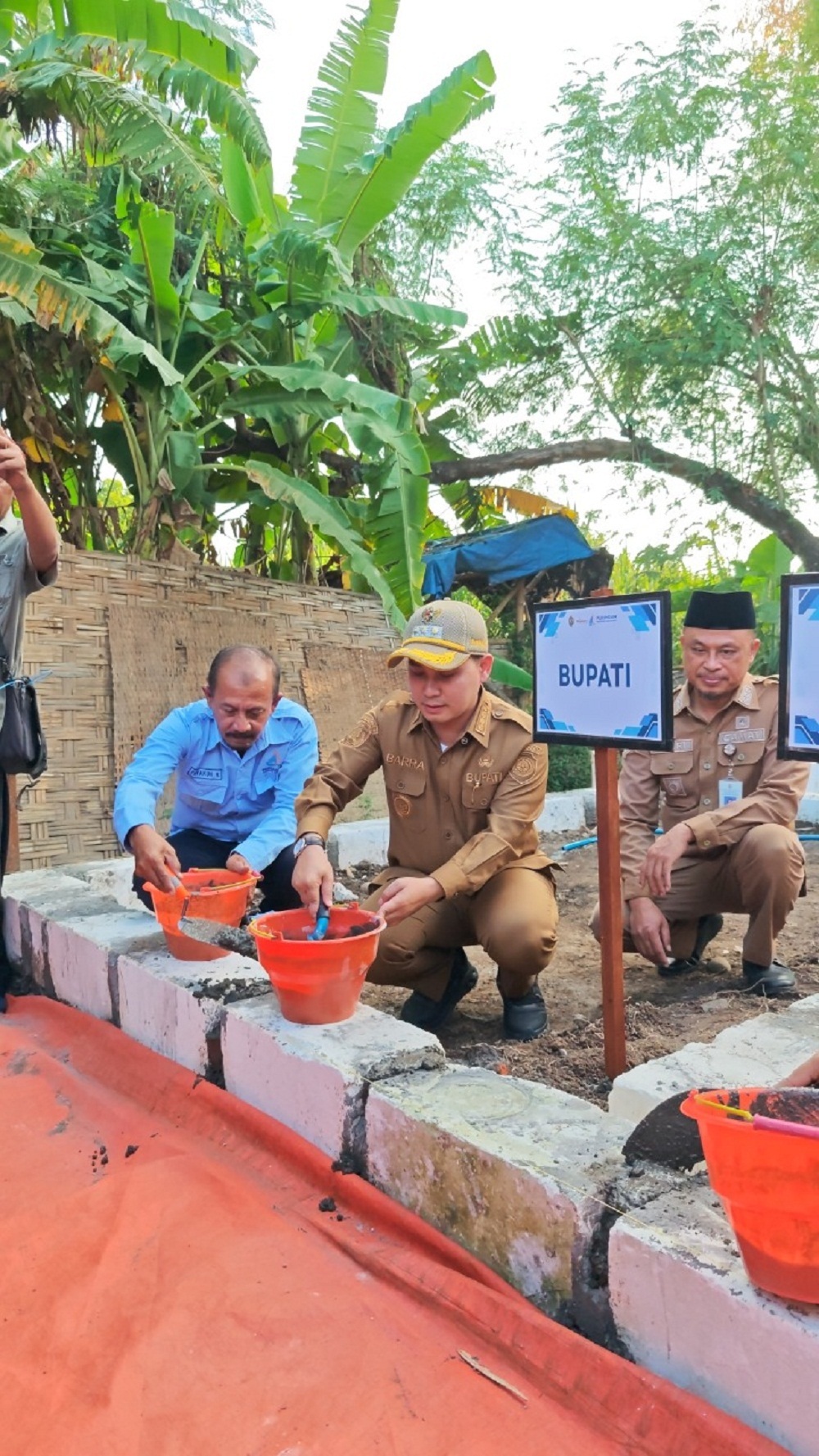 3.	PEDULI: Bupati Mojokerto Dr. H. Muhammad Albarraa dalam acara peletakan batu pertama program bedah rumah bagi warga kurang mampu.