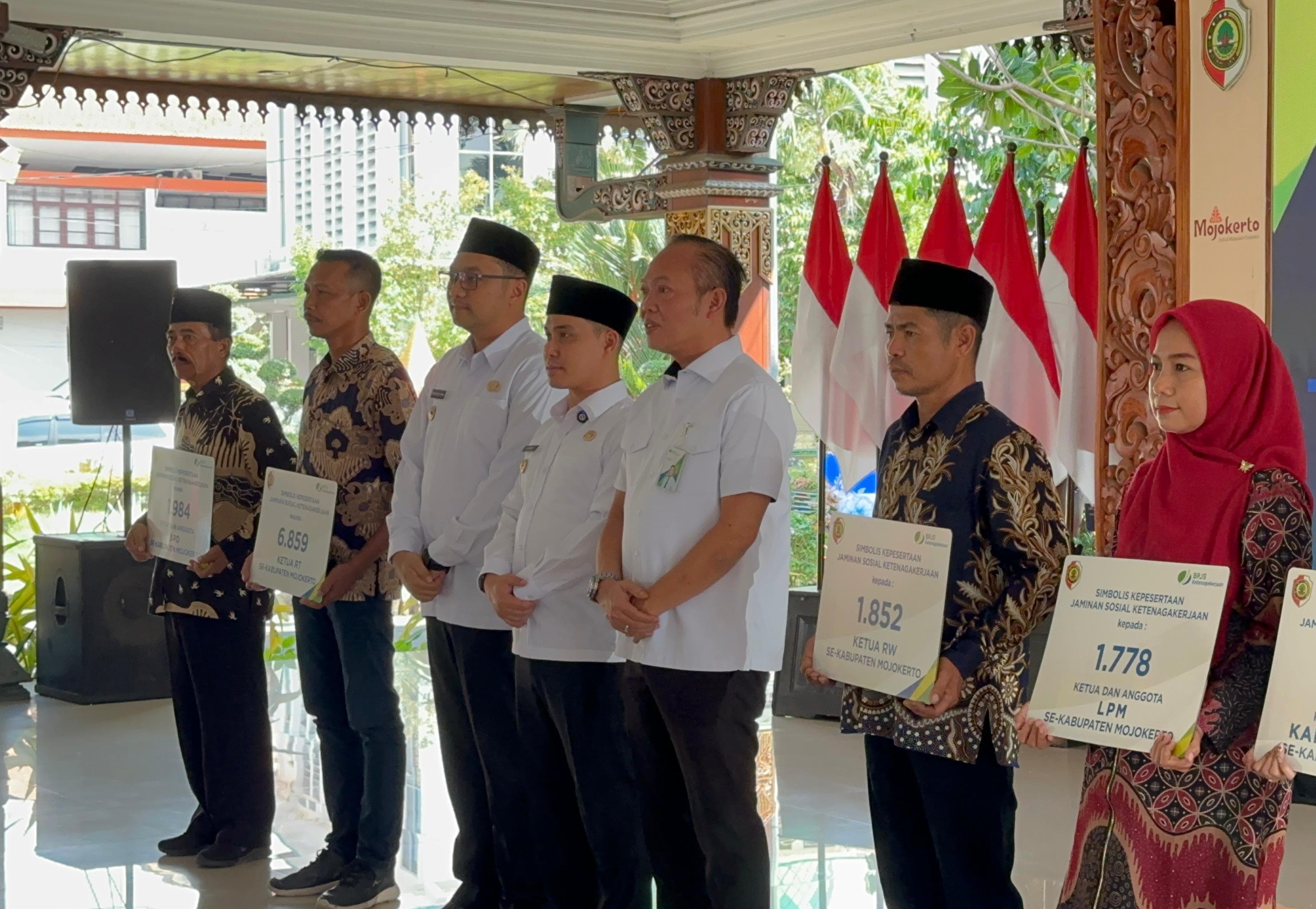 BERI PERLINDUNGAN: Bupati Muhammad Albarraa didampingi Wakil Bupati M. Rizal Oktavian, Sekdakab Teguh Gunarko meluncurkan perlindungan Jamsostek kepada pekerja pada ekosistem desa.
