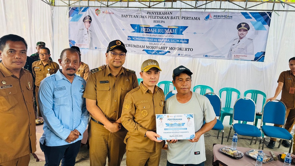 4.	LAYAK HUNI: Bupati Mojokerto Dr. H. Muhammad Albarraa bersama Wabup dr. Muhammad Rizal Octavian menyerahkan bantuan program bedah rumah bagi warga kurang mampu.