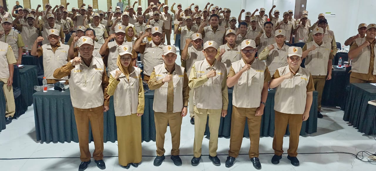 BERI PERLINDUNGAN: Bupati Muhammad Albarraa didampingi Wakil Bupati M. Rizal Oktavian, Sekdakab Teguh Gunarko meluncurkan perlindungan Jamsostek kepada pekerja pada ekosistem desa.  