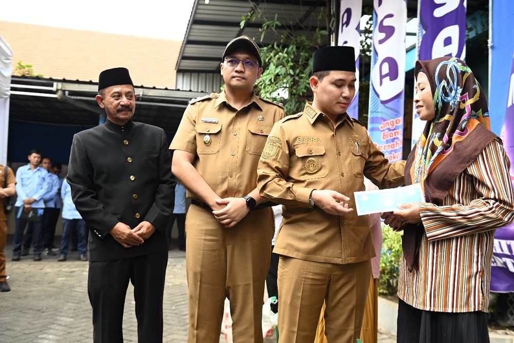 5.	PERMODALAN: Bupati Mojokerto Dr. H. Muhammad Albarraa dan Wabup dr. Muhammad Rizal Octavian menyerahkan bantuan 30 gerobak usaha dan modal kerja bagi pelaku UMKM.