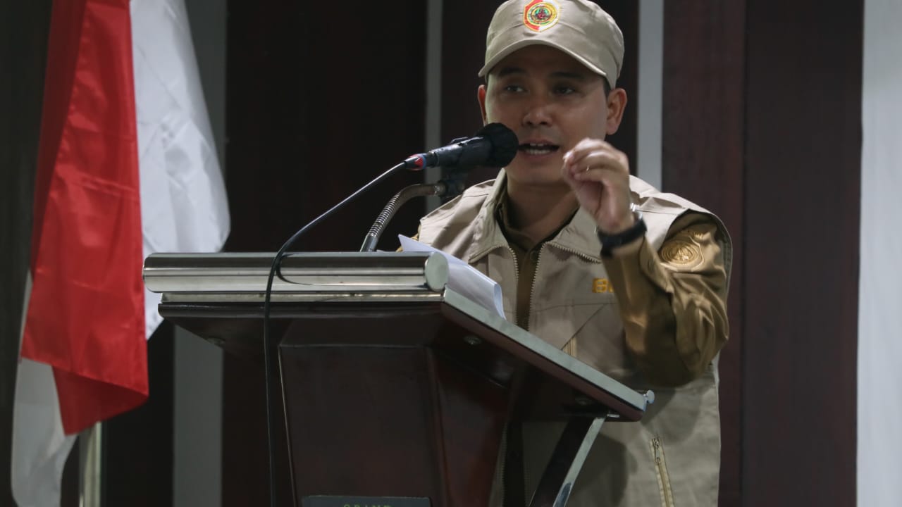 TINGKATKAN LAYANAN: Bupati Muhammad Albarraa didampingi Kepala DPMD Kabupaten Mojokerto Sugeng Nuryadi saat memberikan arahan pada peningkatan kapasitas kadus di Trawas, 26 November 2025.  
