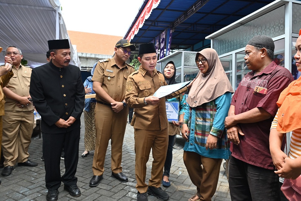 6.	TANAM: Bupati Mojokerto Dr. H. Muhammad Albarraa pada acara reboisasi melalui penanaman 2 ribu bibit pohon di Sumber Mata Air Jubel dan perawatan sumur resapan.