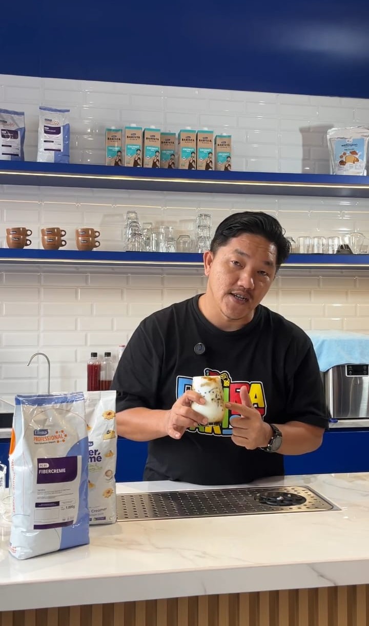Pembuatan Kreasi Minuman oleh Barista di Ellenka Xperience Center dengan Produk Ellenka Barista Series