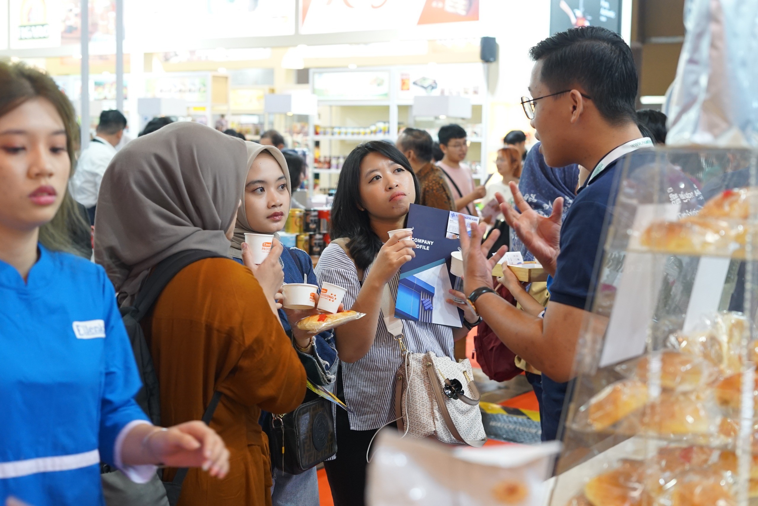 Tim Ellenka Professional Memperkenalkan Produk Soft Ice Cream  