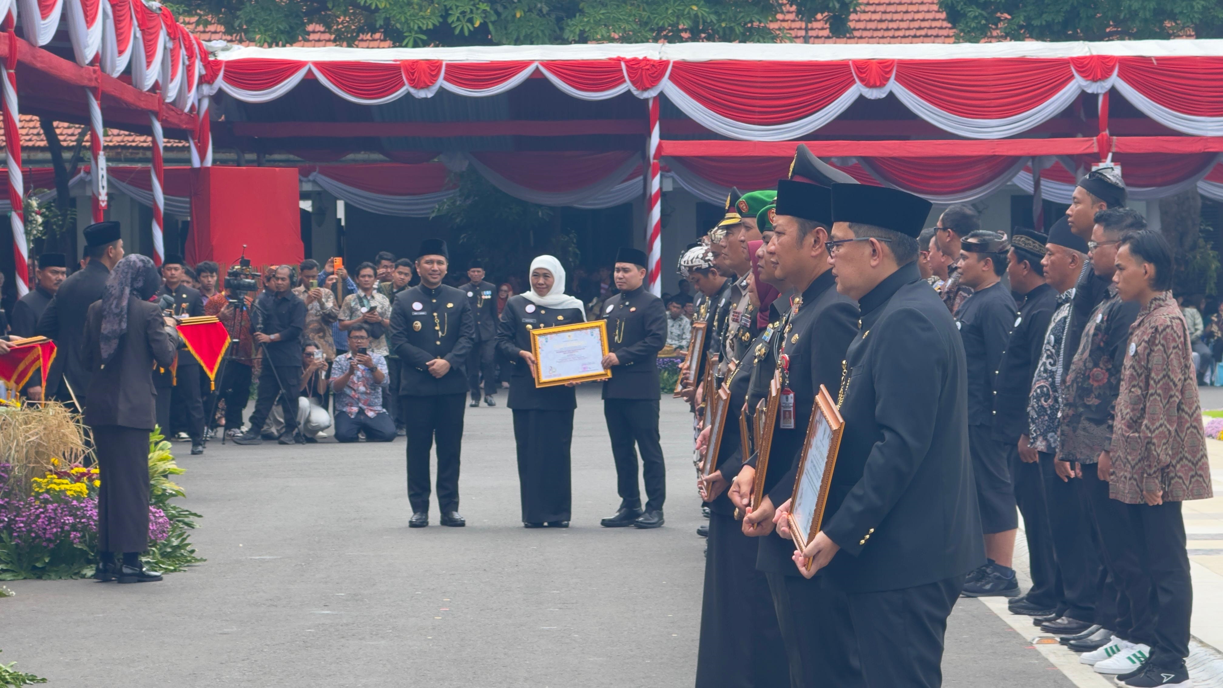 BUKTI NYATA: Bupati Mojokerto Muhammad Albarraa menerima penghargaan Penyelenggaraan Nama Rupabumi Provinsi Jawa Timur 2025 dari Gubernur Jawa Timur Khofifah Indar Parawansa.  