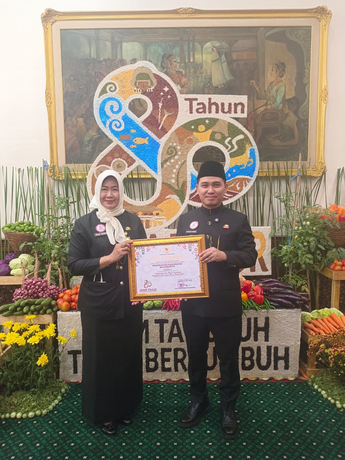 PERAN PENTING: Bupati Mojokerto Muhammad Albarraa dan Kabag Pemerintahan Setdakab Mojokerto Melok Ribawati usai meneriman penghargaan dari Pemprov Jatim.  