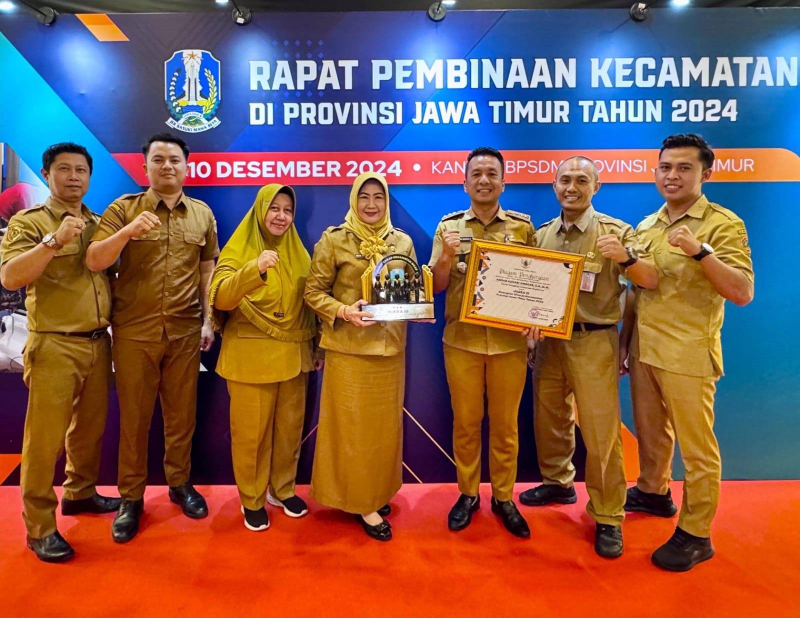 TERTATA: Kabag Pemerintahan Setdakab Mojokerto Melok Ribawati menerima penghargaan juara 3 tingkat provinsi pada lomba Sinergitas Kinerja Kecamatan Provinsi Jawa Timur 2024.  