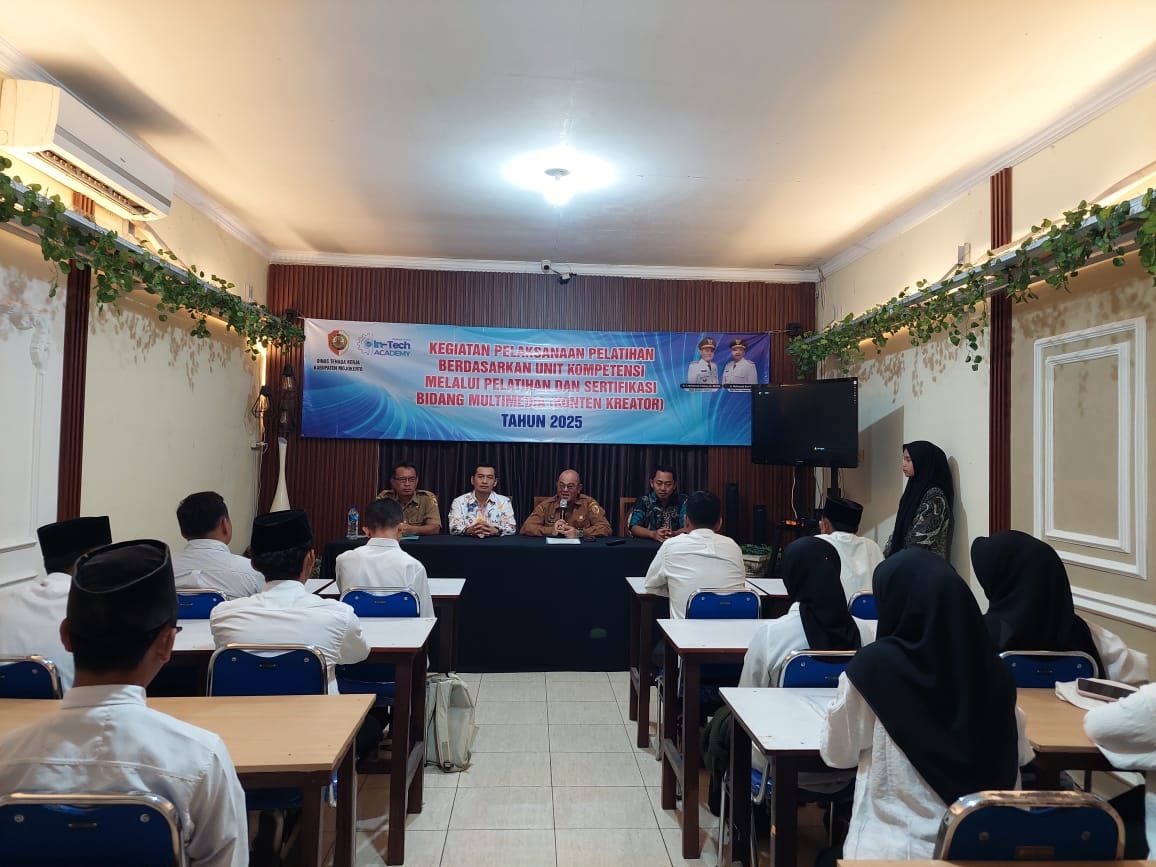 ASAH KOMPETENSI: Kepala Disnaker Kabupaten Mojokerto Yo&rsquo;ie Afrida Soesetyo Djati saat membuka pelatihan dan sertifikasi bidang multimedia yang menyasar pesantren berbasis vokasi. 