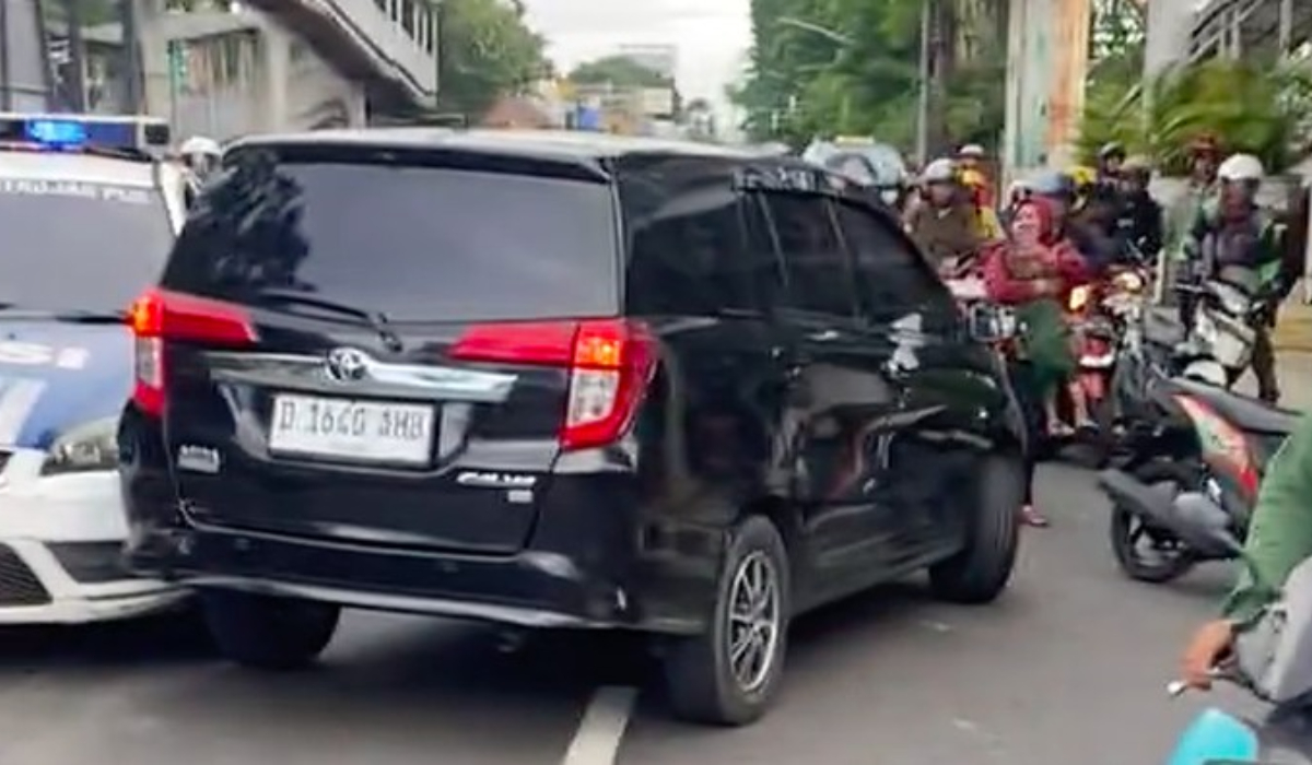 Mobil Toyota Calya melawan arus di Jalan Gunung Sahari, Jakarta Pusat, hingga akhirnya dihentikan polisi dan warga.