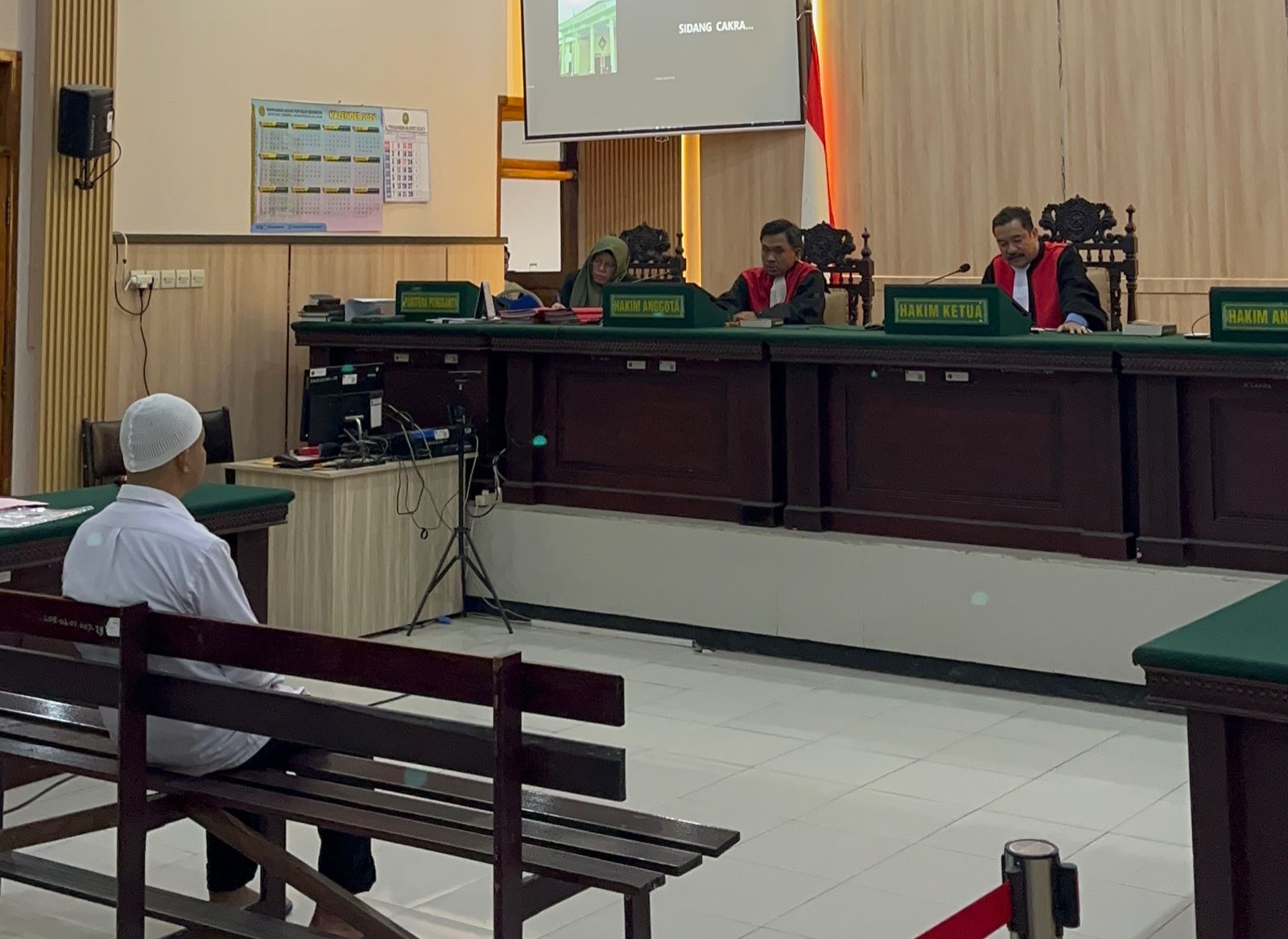 DIKENAL KEJI: MYP, 33, sopir truk yang merudapaksa anak tirinya usai menjalani sidang putusan di Pengadilan Negeri Mojokerto, Rabu (25/2).  