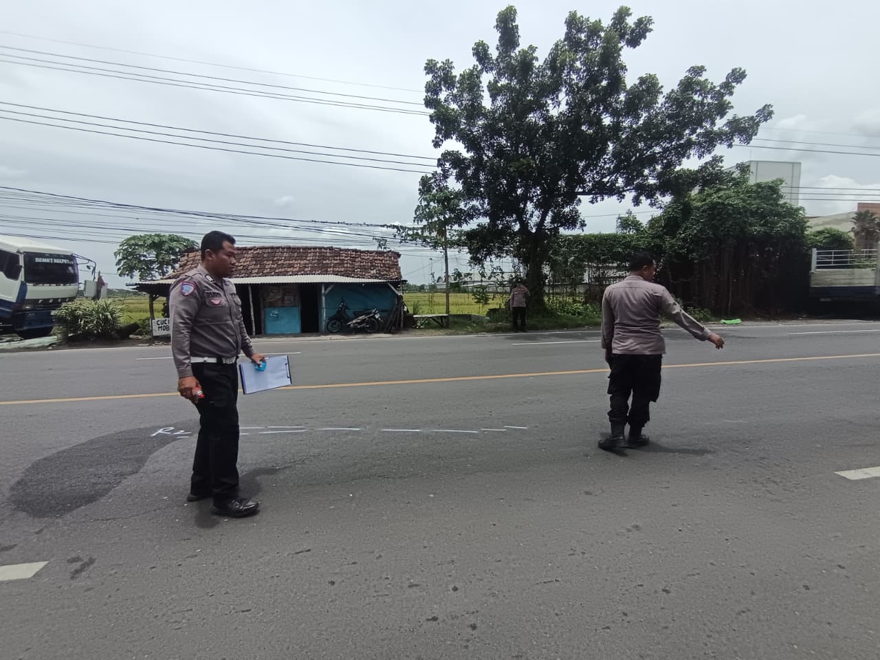 TELAN KORBAN: Unit Gakkum Satlantas Polres Mojokerto melakukan olah tempat kejadian kecelakaan lalu lintas yang menewaskan satu korban jiwa di Jalan Raya Desa/Kecamatan Pungging, kemarin (26/2).  