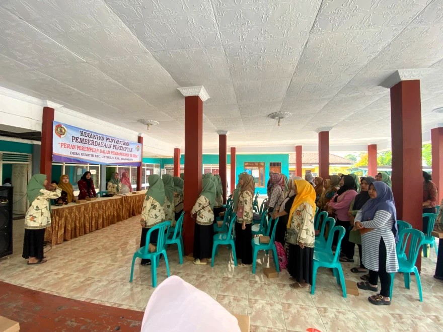 TAMBAH WAWASAN: Para pengurus dan kader TP PKK saat mengikuti penyuluhan pemberdayaan perempuan di Balai Desa Kumitir.  