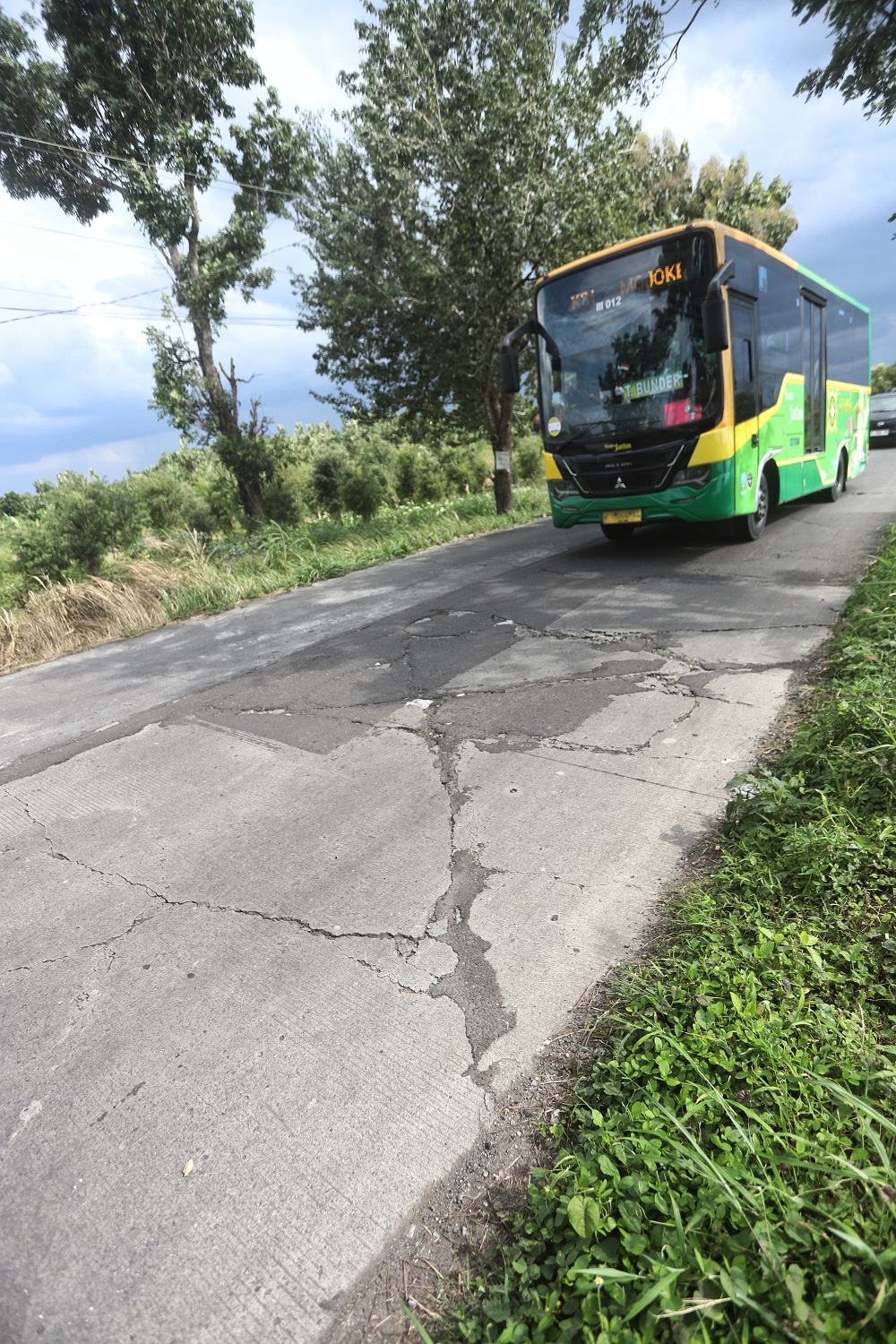 TRANSPORTASI FAVORIT: Armada Trans Jatim koridor III saat melintas di ruas Jetis-Dawarblandong, kemarin (27/2). Tarif Trans Jatim di hari Lebaran nanti bakal digratiskan Pemprov Jatim. 