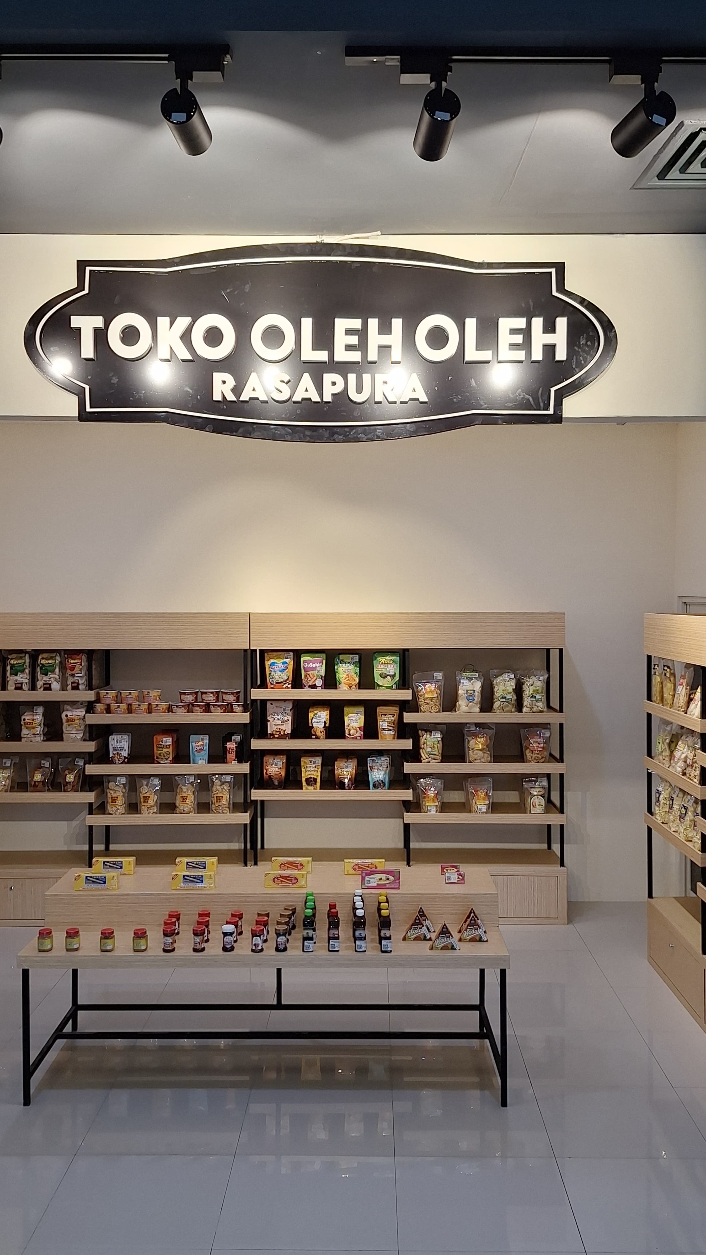 SERBA ADA: Sudut Rasapura Sunrise Mall Mojokerto yang menyuguhkan berbagai oleh-oleh khas Mojokerto.  