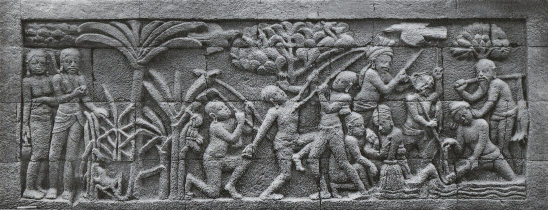 KLASIK: Gambar aktivitas berburu binatang dan menangkap ikan di relief Candi Borobudur, Magelang.  