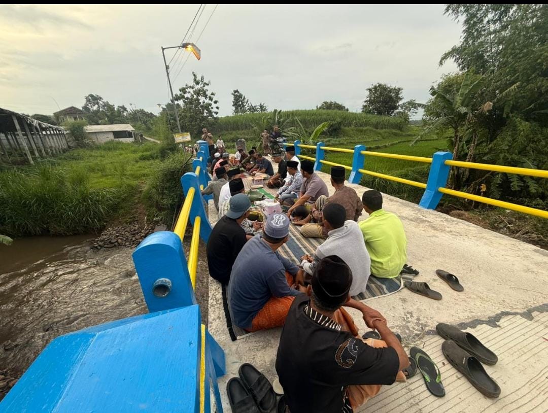 BERSYUKUR: Masyarakat Desa Bleberan, Kecamatan Jatirejo, menggelar tasyakuran di sepanjang Jembatan Dusun Kanigoro yang baru saja diperbaiki, Kamis (28/2).  