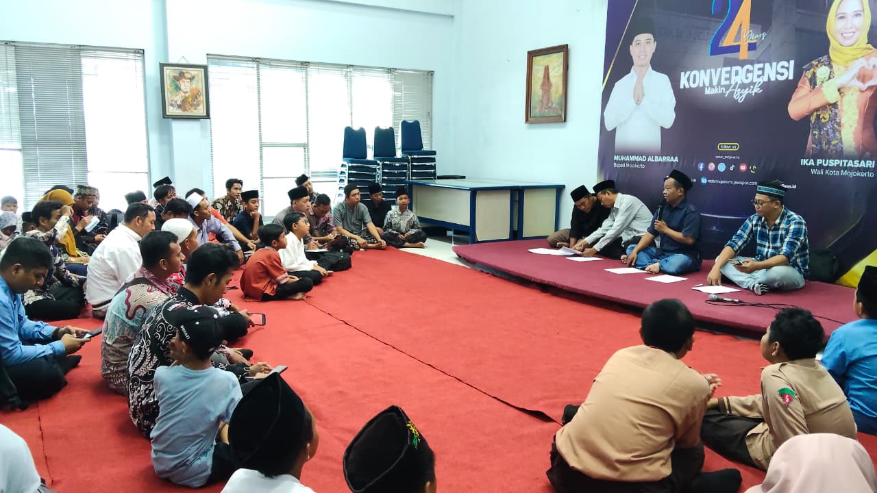 REBUT JUARA: Peserta dan pendamping lomba azan menjalani TM di kantor Jawa Pos Radar Mojokerto, kemarin (27/2).  