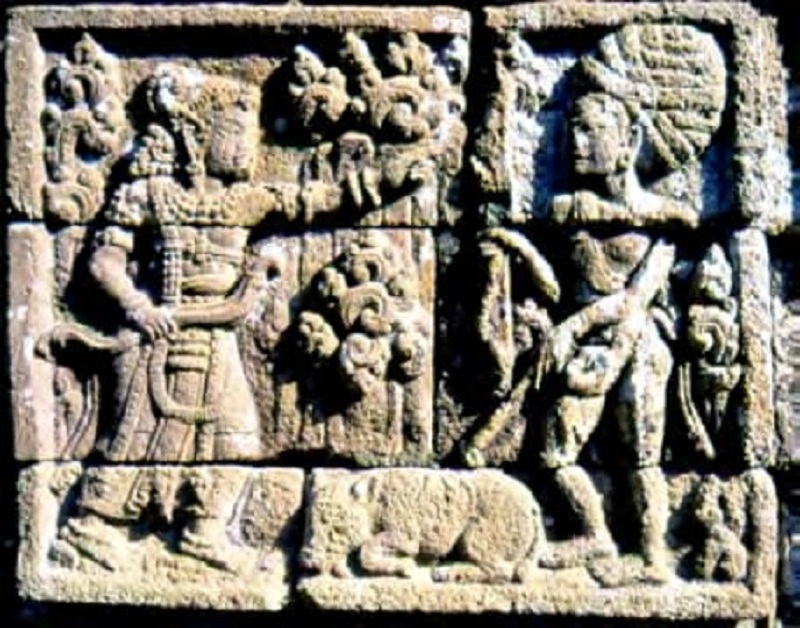 JEJAK SEJARAH: Relief penggunaan panah untuk membunuh babi hutan di Candi Kedaton, Probolinggo.  