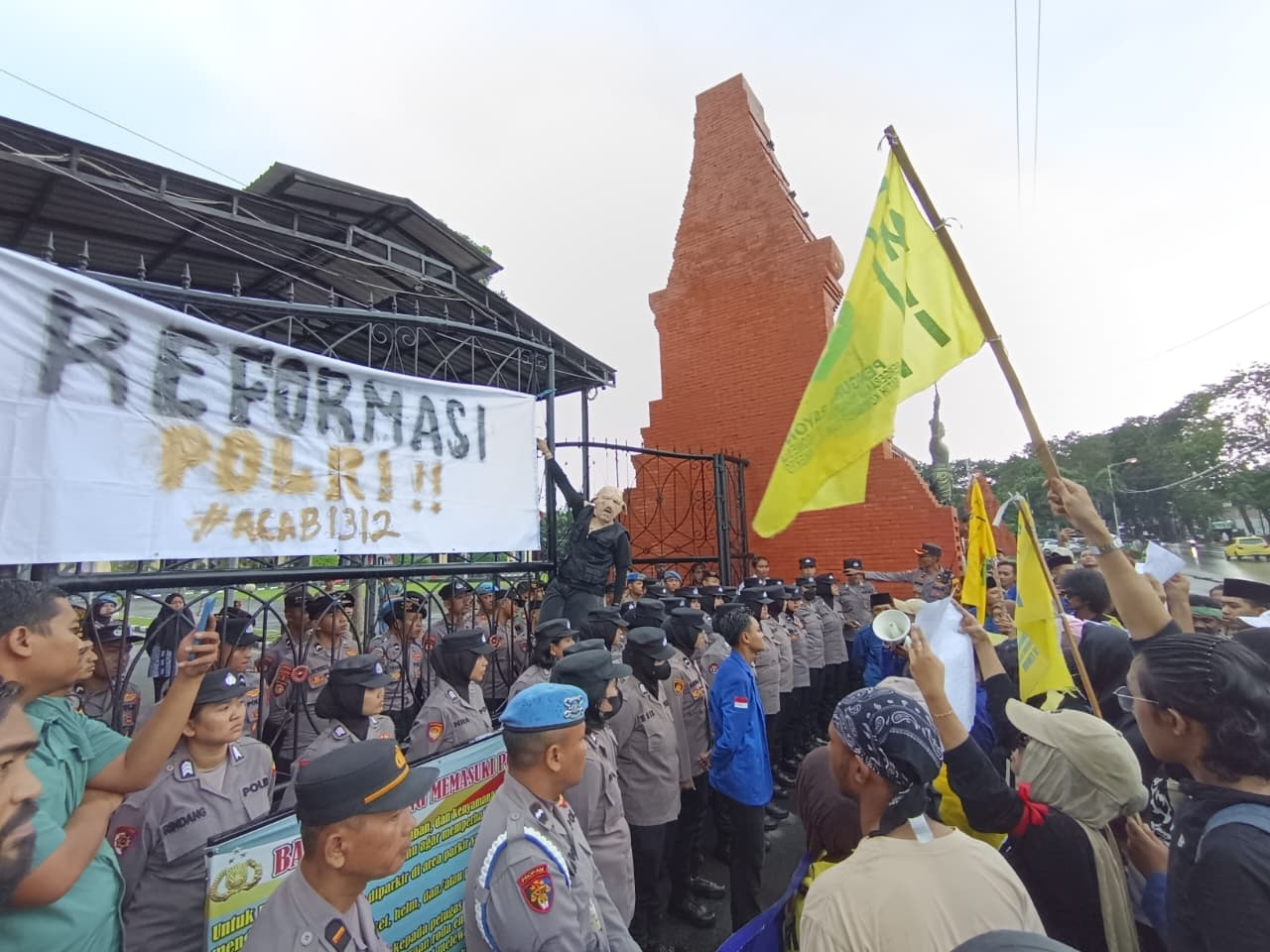 SUARAKAN ASPIRASI: Massa aksi dari mahasiswa yang tergabung dalam PC PMII Mojokerto menggelar aksi yang menyoroti tentang maraknya tambang ilegal dan dampak lingkungan dari praktik galian C di depan M