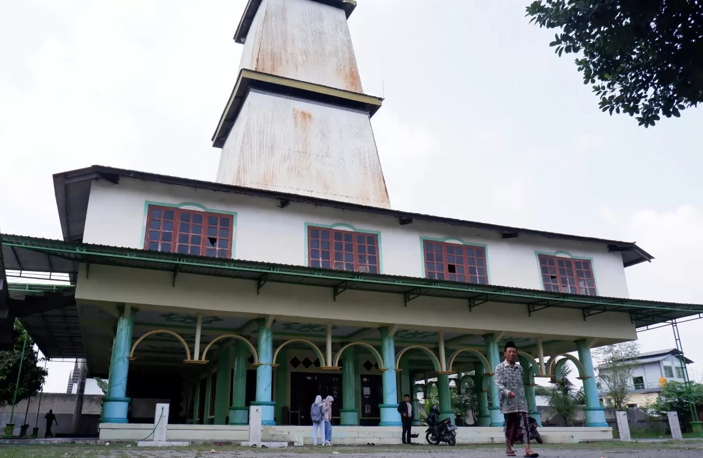 UNIK: Bangunan Masjid Ki Buyut Langkay dengan konstruksi menara yang menjulang tinggi di Dusun Gampang, Desa Sumbertebu, Kecamatan Bangsal, Kabupaten Mojokerto.  