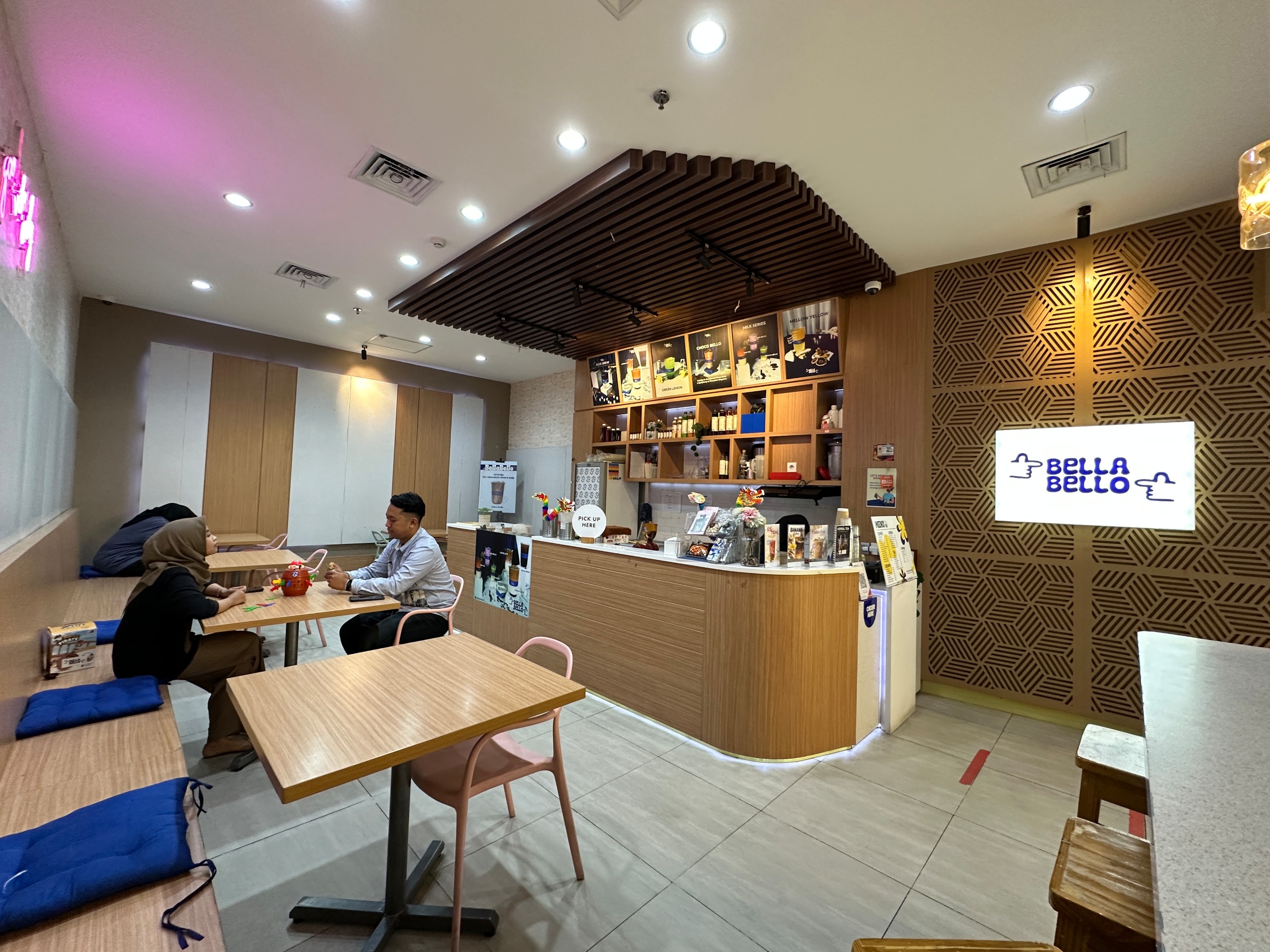 ENAK: Tempat yang asik buat ngopi sambil bermain Gameboard dengan tema yang menarik.  