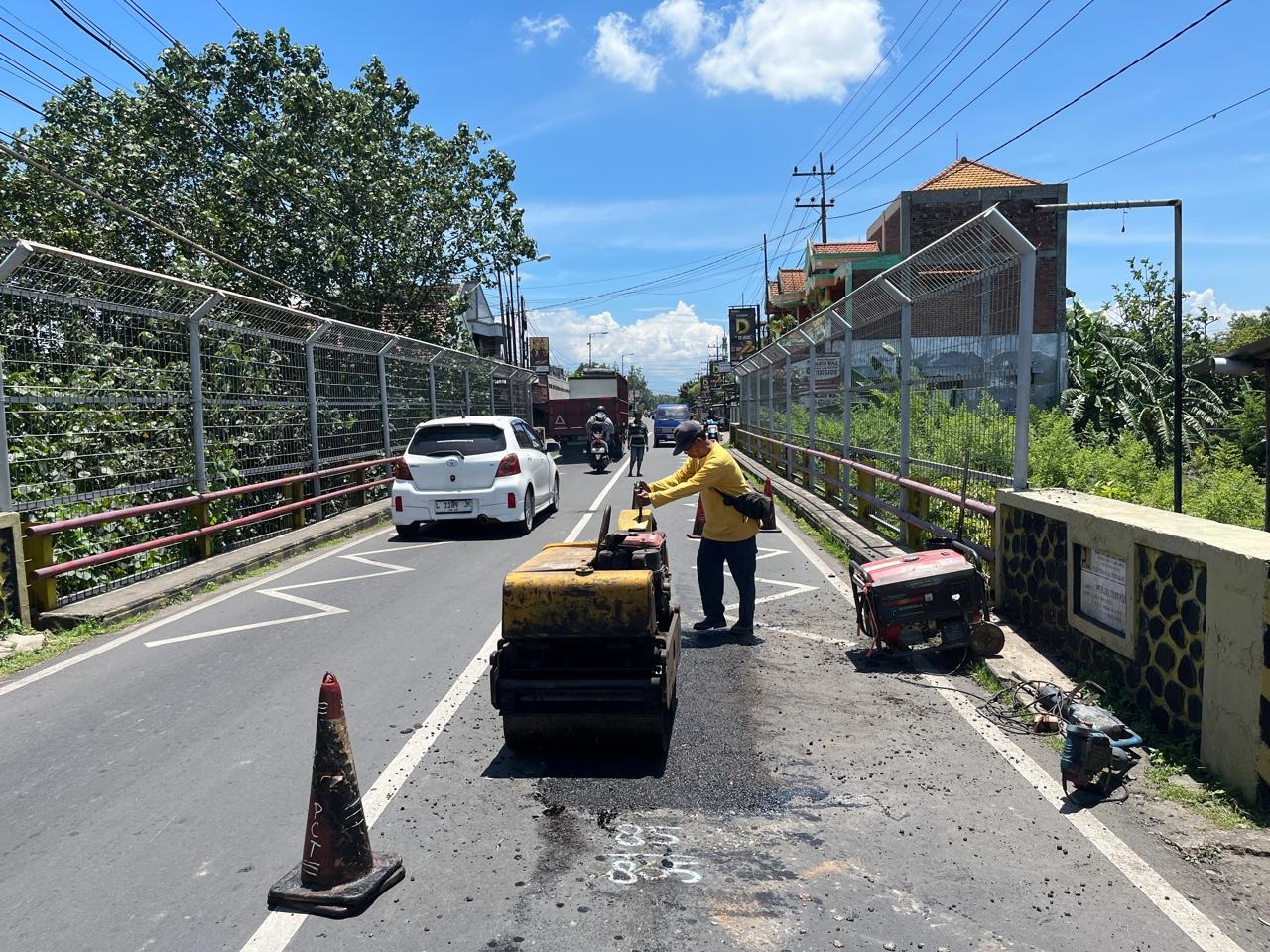 DIPERBAIKI: Pekerja UPT PJJ Mojokerto Dinas PU Bina Marga Provinsi Jatim mengaspal jalan rusak di ruas Gedeg-Kemlagi, Desa Jerukseger, Kecamatan Gedeg, Senin (24/2) lalu.  