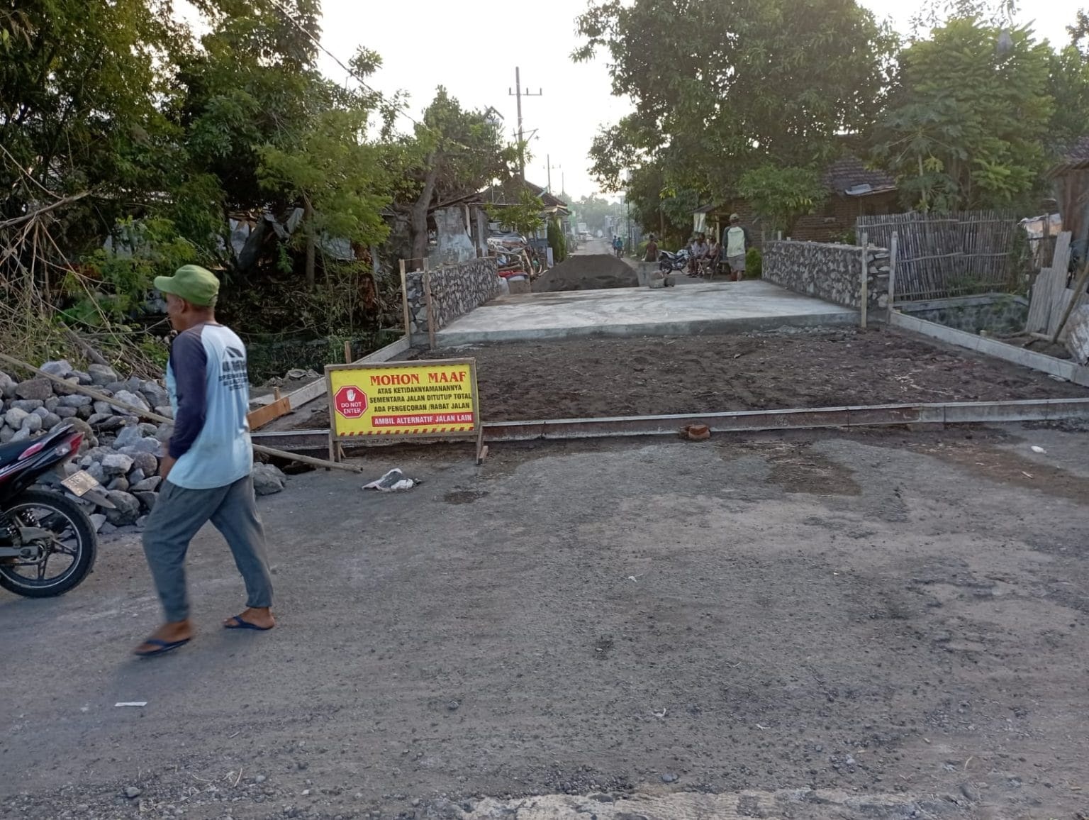 REVITALISASI : Warga bersama pekerja bahu membahu membangun jalan rabat beton di Dusun Glonggongan Desa Sumbertebu, Kecamatan Bangsal, Juni 2025 lalu.  