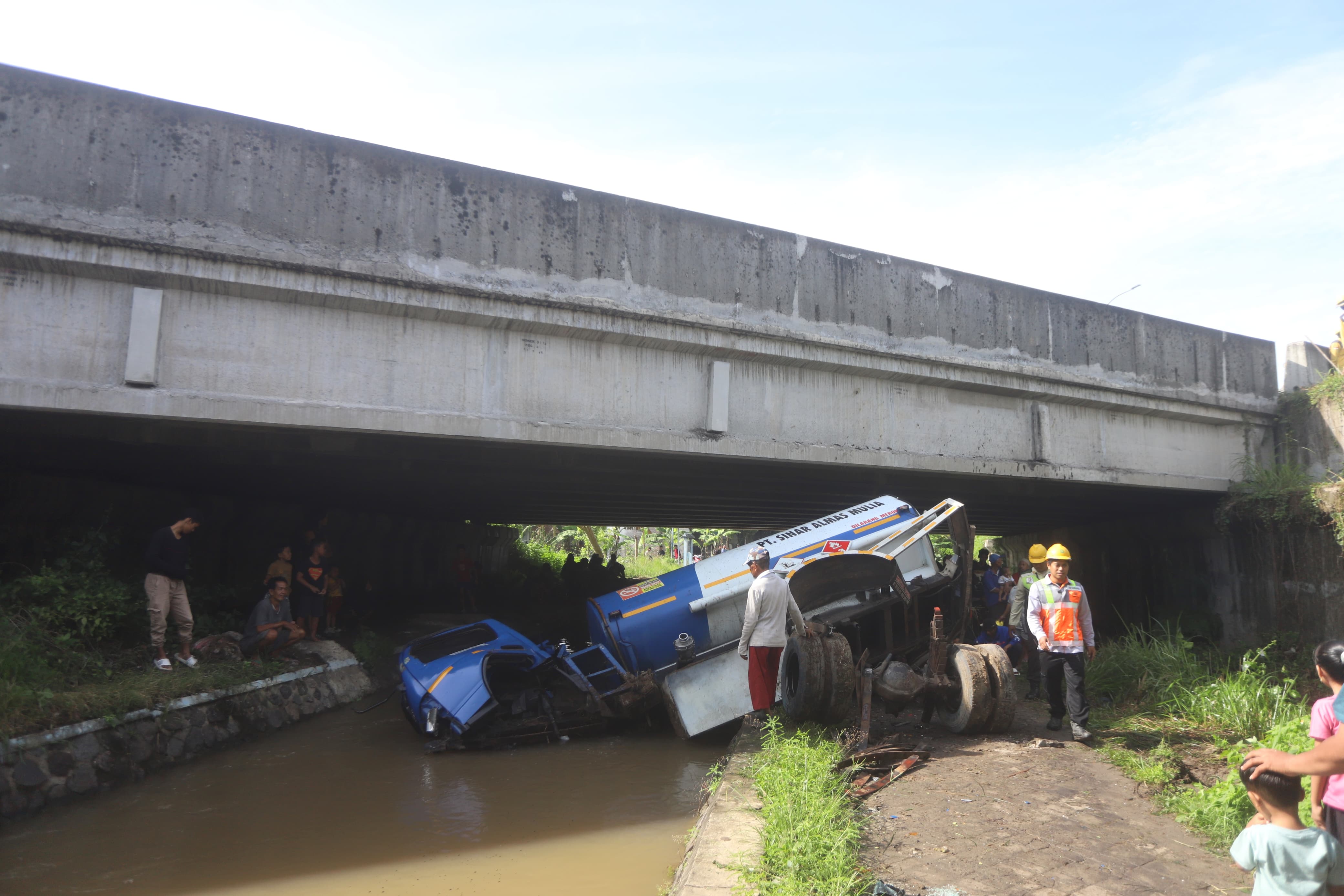NAHAS: Warga menyemut di lokasi jatuhnya truk dari tol Mojokerto area Desa Kemantren, Kecamatan Gedeg, Kabupaten Mojokerto, Minggu (1/3). 