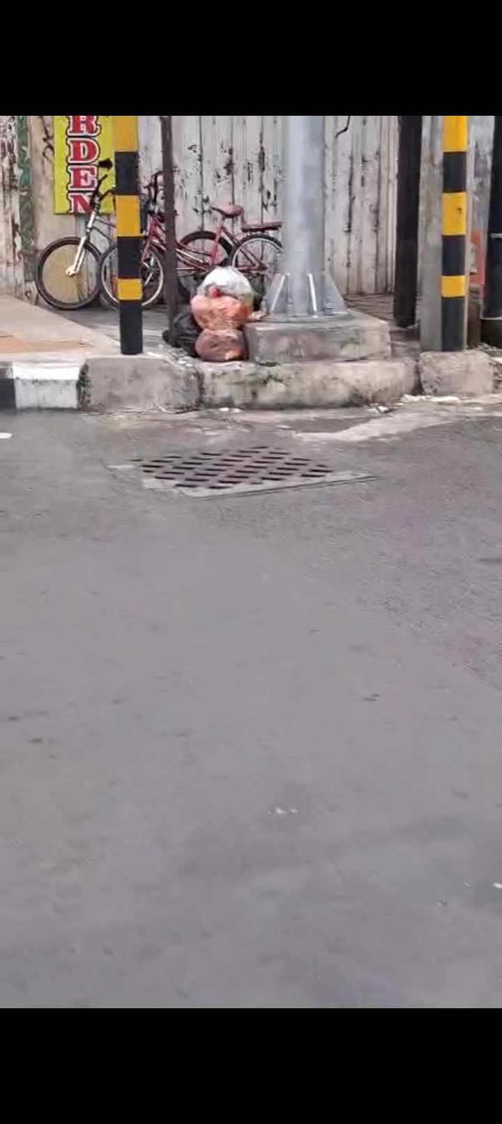 Pemandangan tumpukan sampah dari sisi utara Jalan Mojopahit hingga simpang Miji, Kota Mojokerto, kemarin (1/3). 