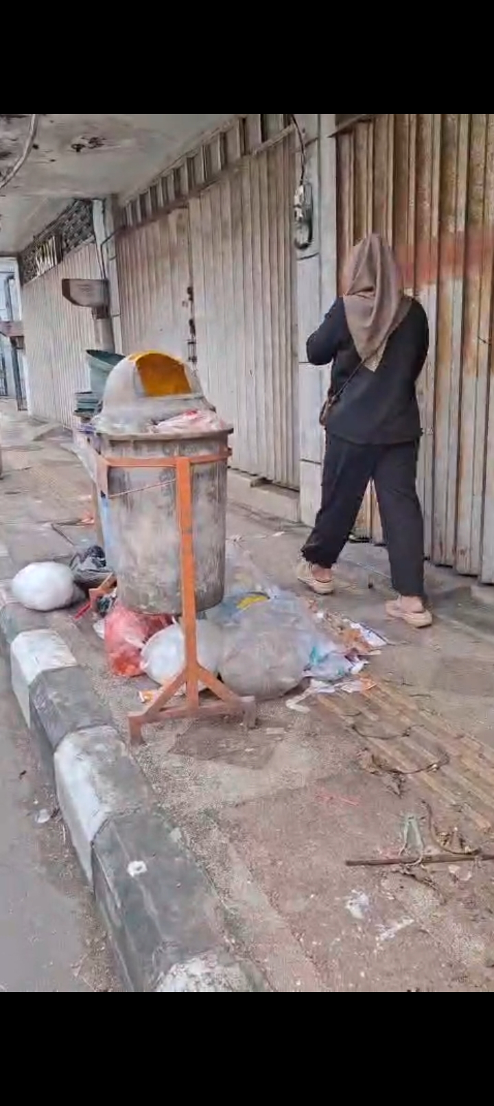 Warga melintasi tumpukan sampah di trotoar Jalan Mojopahit, Kota Mojokerto, kemarin (1/3). 