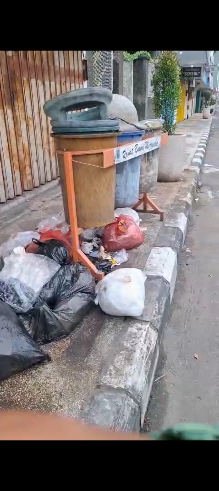 MENUMPUK: Tempat sampah di Jalan Mojopahit tak muat menampung sampah sehingga meluber. 