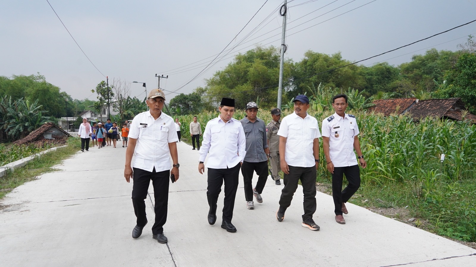 MULUS: Setahun memimpin, Bupati Mojokerto Muhammad Albarraa-Wabup dr. M. Rizal Octavian berhasil membangun infrastruktur jalan sepanjang 34 kilometer.