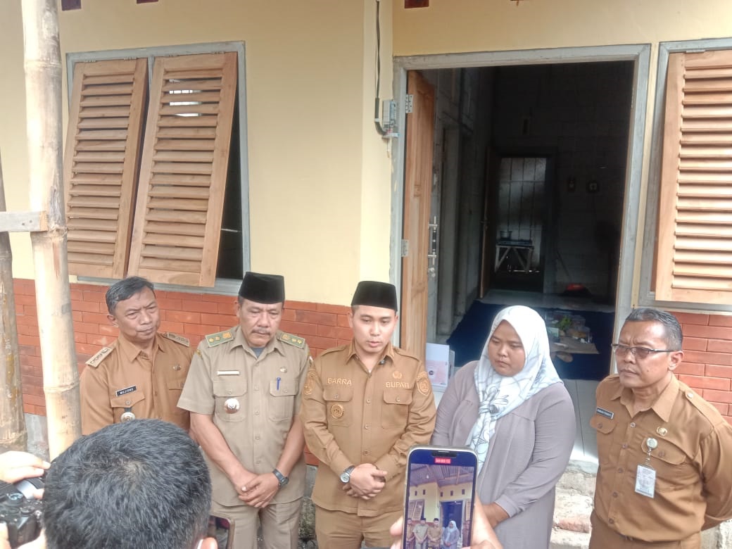 MONEV: Bupati Mojokerto Muhammad Albarraa bersama Camat Trowulan Mujiono saat melakukan pemantauan program kegiatan di salah satu desa.