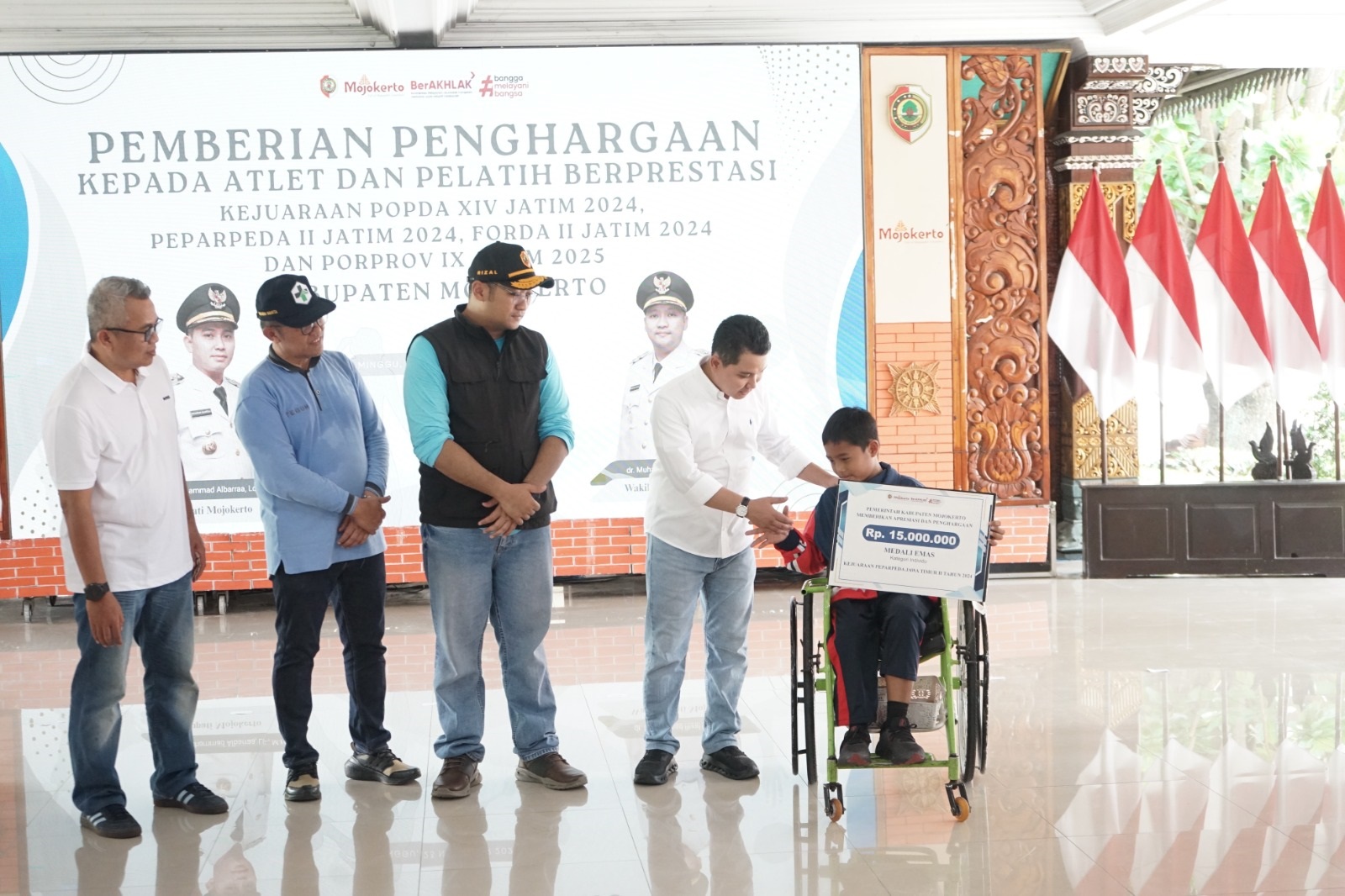 MEMBANGGAKAN: Bupati Muhammad Albarraa didampingi Wabup dr. M. Rizal Octavian, Sekdakab Teguh Gunarko, dan Kepala Disbudporapar Ardi Sepdianto menyerahkan hadiah kepada para atlet berprestasi.