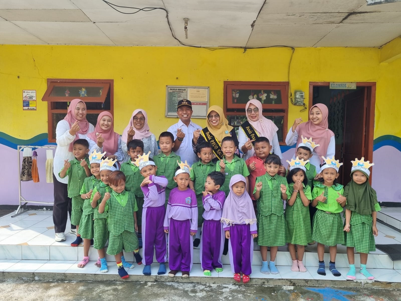 KIAN MAJU: Camat Trowulan Mujiono saat menghadiri kegiatan di salah satu lembaga TK.