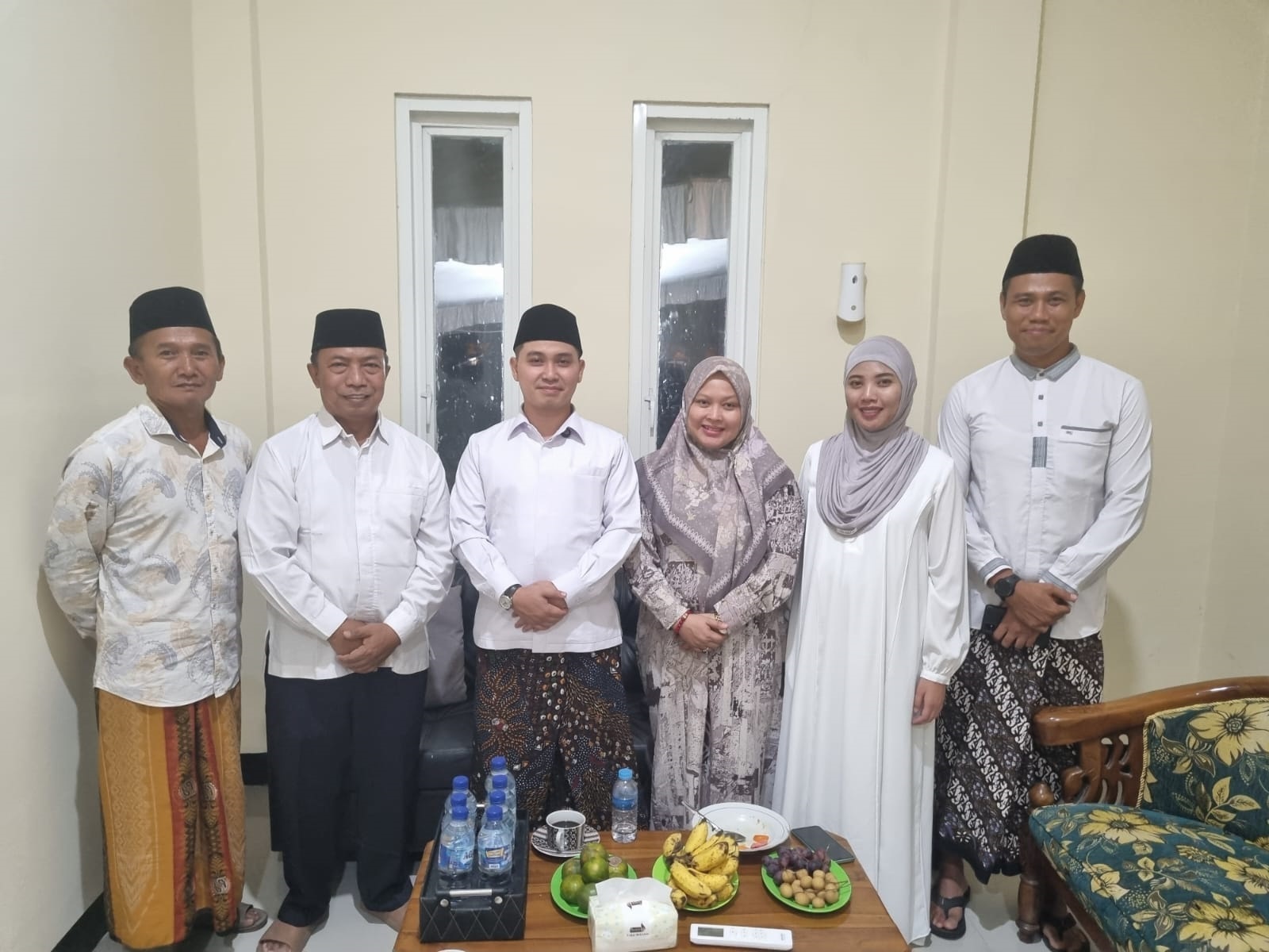 DEKAT DENGAN MASYARAKAT: Bupati Muhammad Albarraa saat menghadiri kegiatan masyarakat di Desa Bicak, Kecamatan Trowulan.