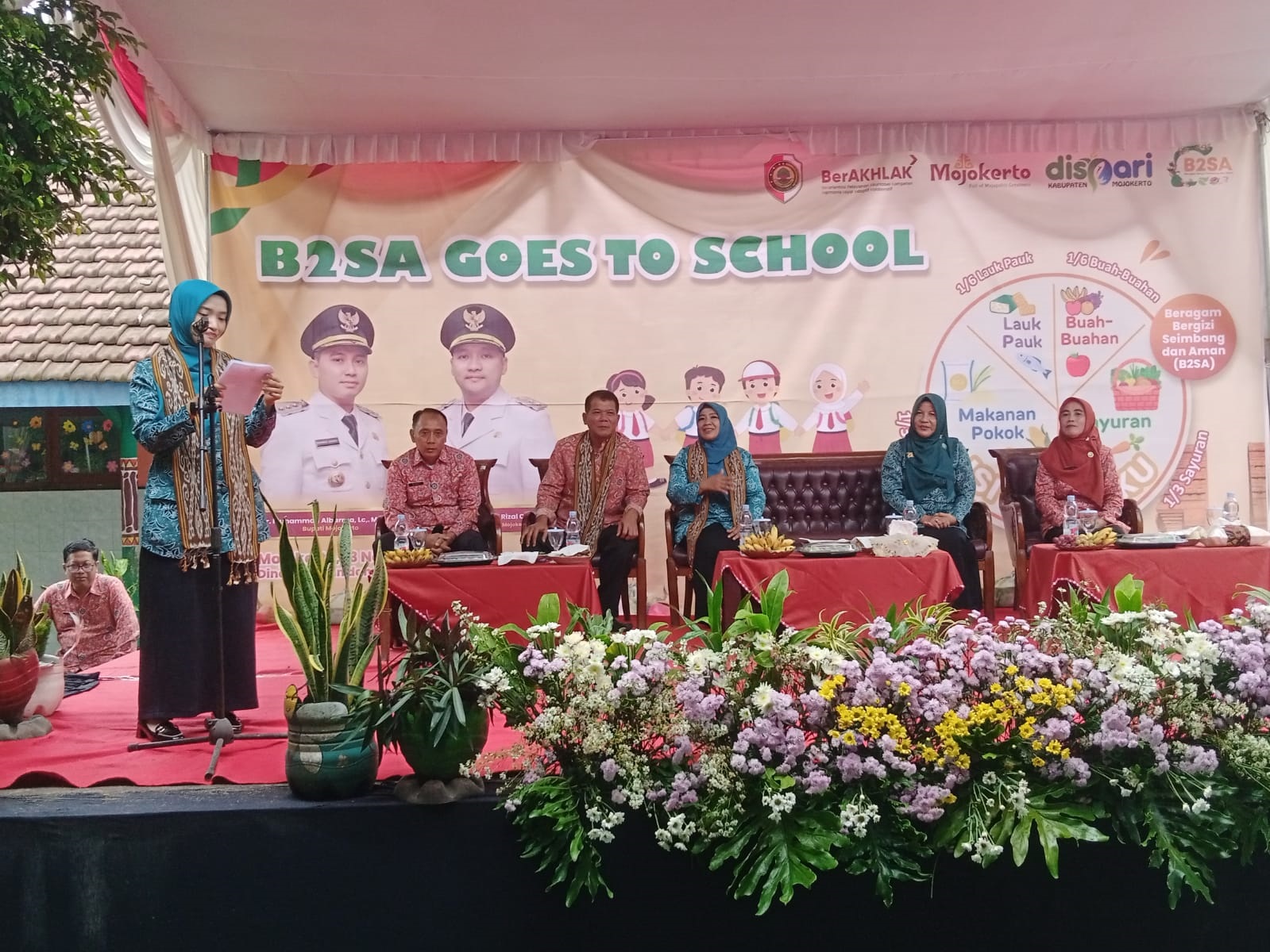 MENU BERAGAM: Istri Wabup, dr. Amelia Fitri Octavian, hadir dalam program B2SA Goes To School yang menyasar siswa SD.  