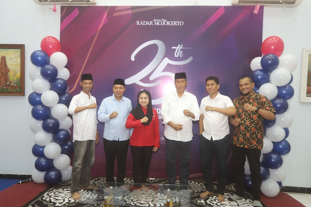 SINERGI: Direktur Jawa Pos Radar Mojokerto bersama Ketua DPRD Kota Mojokerto Ery Purwanti dan Wakil Ketua DPRD Kota Mojokerto Hadi Prayitno dalam acara tasyakuran HUT ke-25 di aula kantor JPRM, kemari
